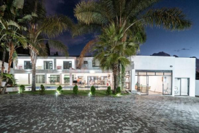 Private Modern 10 bdrm Home tucked away in Sandton